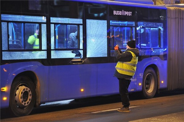 Négy autó és egy busz ütközött Budapesten