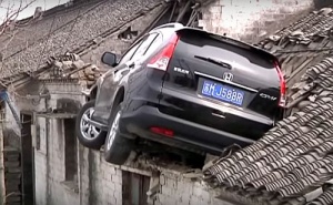 Honda CR-V csapódott egy kínai lakóházba