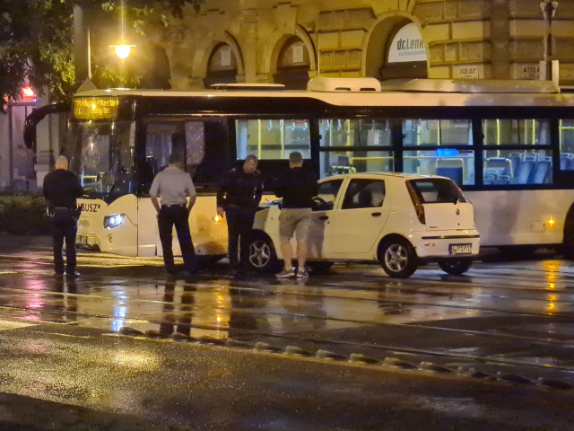 Busznak ütközött egy autós a Tisza Lajos körúton