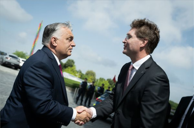 Orbán Viktor a Mercedes vezérigazgatójával tárgyalt