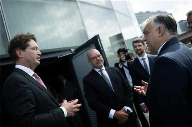 Orbán Viktor a Mercedes vezérigazgatójával tárgyalt