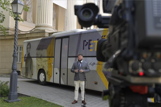 Utolsó megállójához érkezett a Petőfi-busz