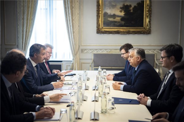 Orbán Viktor átvette a soros EU-elnökséget
