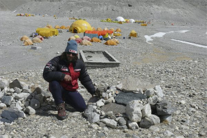 Everest-expedíció - Klein Dávid az elhunyt mászók emlékdombján
