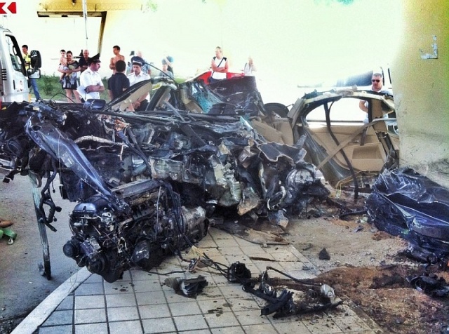Horrorisztikus baleset: Úgy nyílt fel a BMW, mint egy konzerves doboz