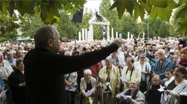 Emlékmű - Verdi Szabadság kórusával tiltakoztak a Szabadság téren