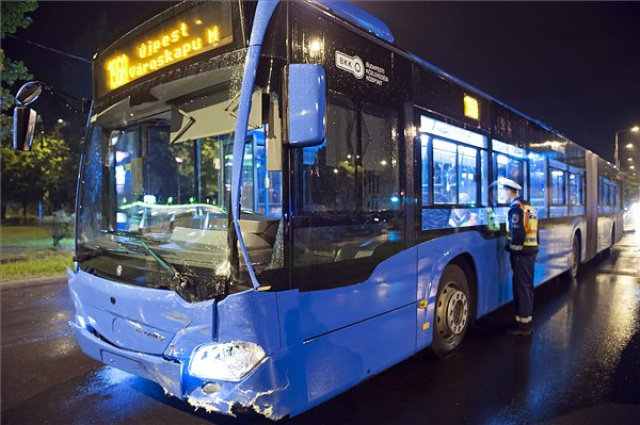 Autóbusz és személygépkocsi ütközött Budapesten