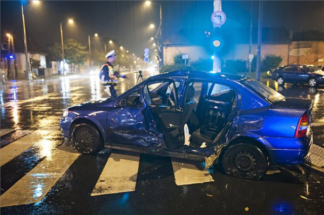 Autóbusz és személygépkocsi ütközött Budapesten