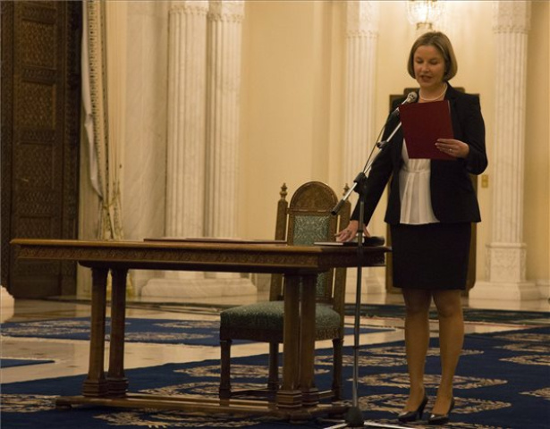 Letette a hivatali esküt Hegedüs Csilla, a román kormány új miniszterelnök-helyettese