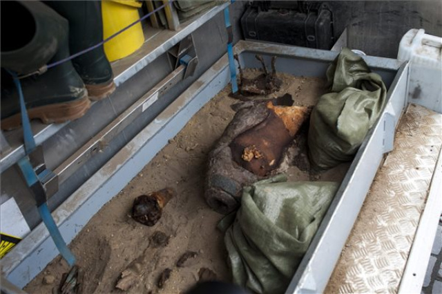 Emberi maradványok is előkerültek a Dísz téren talált lövedékek mellett