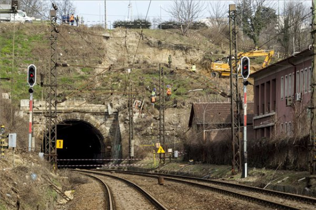 Déli pályaudvari támfal - MÁV: megkezdődött a helyreállítás az alagút melletti rézsűnél