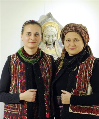 Petrás Mária és Petrás Alina adventi témájú kerámiáiból nyílt kiállítás