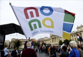 Kvótareferendum - A MoMa rendezvénye a Kossuth téren