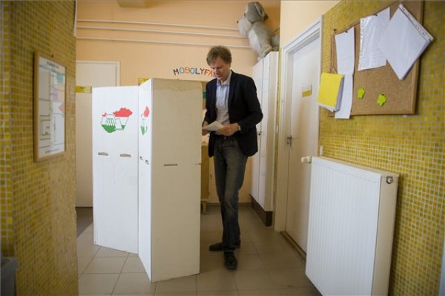 Kvótareferendum - Fodor Gábor szavaz
