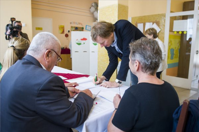 Kvótareferendum - Fodor Gábor szavaz