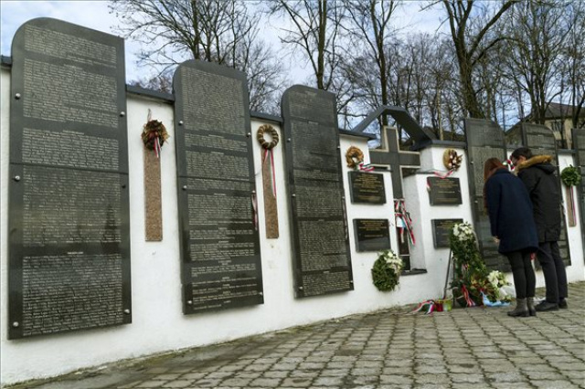Magyarországi középiskolások emlékeztek a kárpátaljai magyarok 1944-es elhurcolására Szolyván
