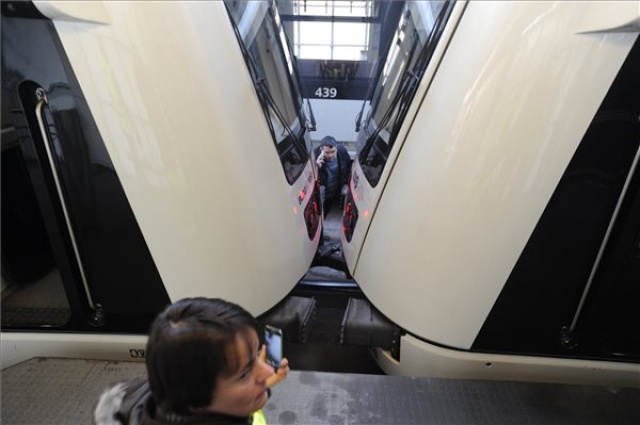 Összeütközött két metró a Pillangó utcánál