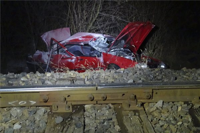 Vonattal ütközött egy autó Kiskunfélegyházán, egy ember meghalt