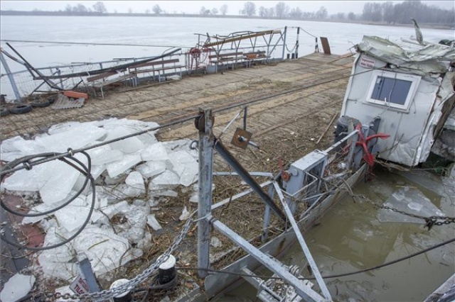Tiszai árhullám - A kiskörei vízerőmű téli hajótárolójába vontatták a tiszacsegei kompot
