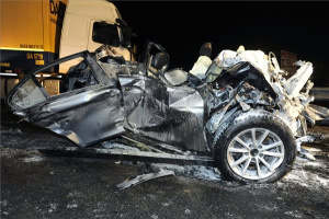 Összeütközött egy személyautó és egy kamion a Bécsi úton, egy ember meghalt