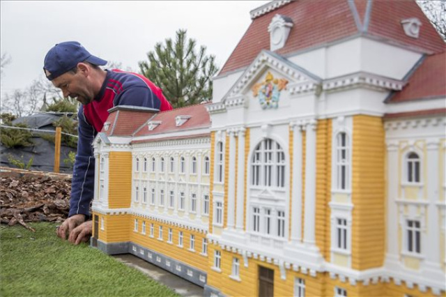 Észak-Erdély és Kárpátalja emblematikus épületeivel bővült a Mini Magyarország makettpark