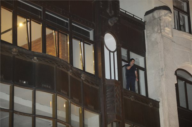 Egy körözött férfi azzal fenyegetőzik az V. kerületben, hogy leugrik az emeletről