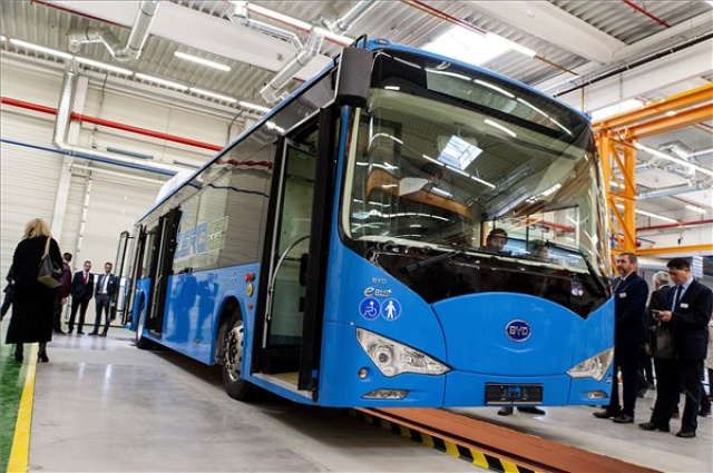 A kínai BYD megnyitotta elektromosbusz-gyárát Komáromban