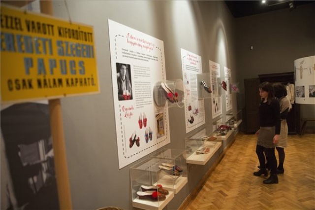 A szegedi papucsról nyílt kiállítás a Móra múzeumban