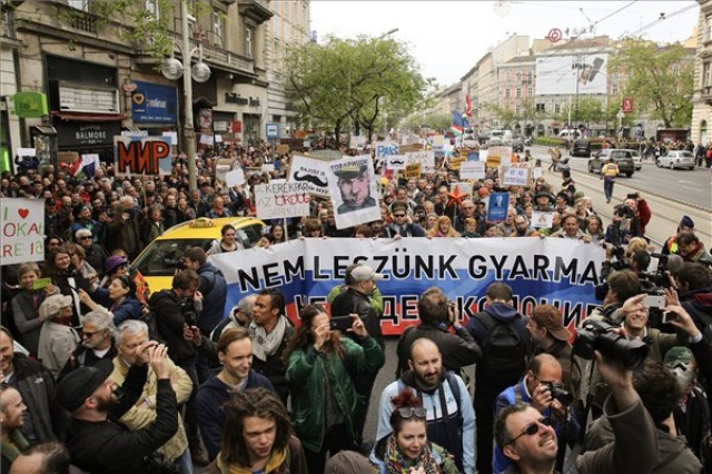 A Magyar Kétfarkú Kutya Párt (MKKP) demonstrációja