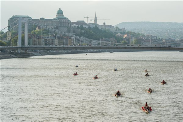 Dunai Regatta egyetemi evezősverseny Budapesten