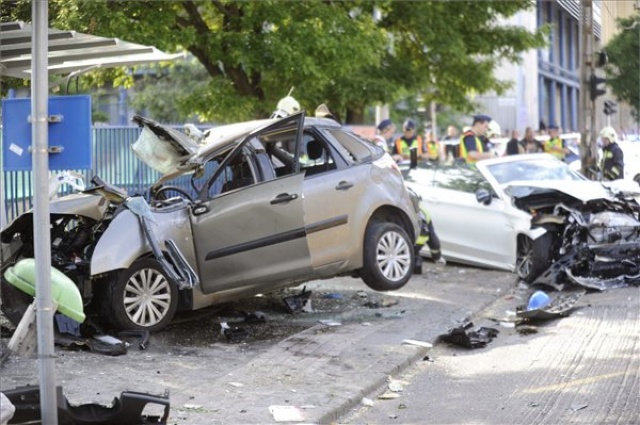 Buszmegállóba csapódott egy autó Budapesten