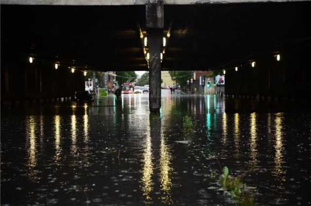 Vihar - Elöntötte a víz a Vágány utcai vasúti felüljárót