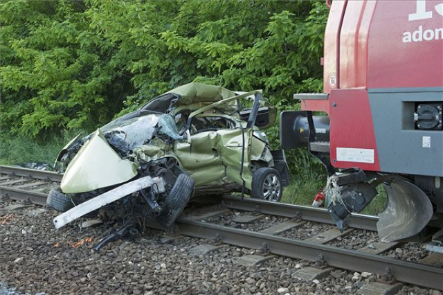 Vonat és személyautó ütközött Mendénél