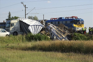 Vonat és kamion ütközött Szatymaznál