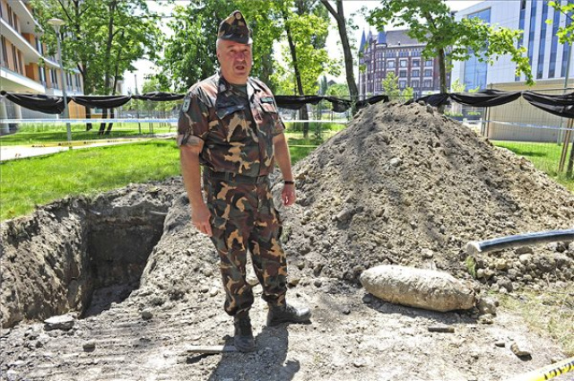 Bombát találtak a Ludovika téren