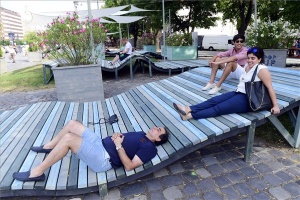 Innovatív pihenőhellyé alakult nyárra a Városháza park