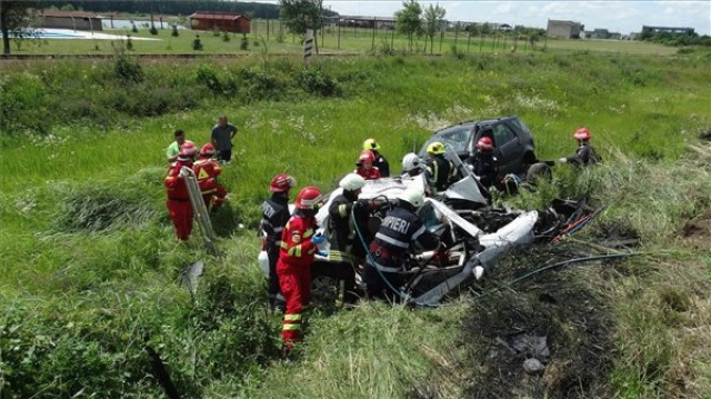 Egy magyar rendszámú személyautó karambolozott Romániában, mind a négy utasa meghalt
