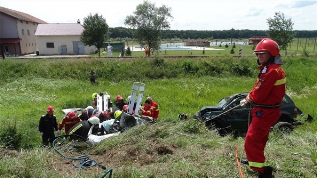Egy magyar rendszámú személyautó karambolozott Romániában, mind a négy utasa meghalt
