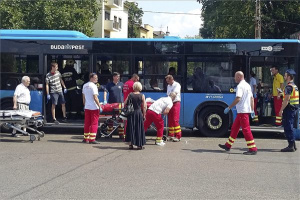 Busz és személyautó ütközött Budapesten, tízen megsérültek