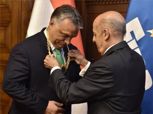 A FINA legrangosabb kitüntetését kapta Orbán Viktor kormányfő 