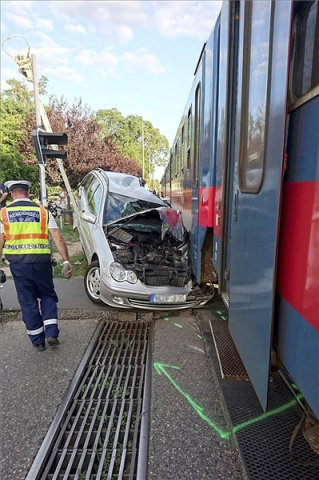 Vonattal ütközött egy személyautó Budapesten