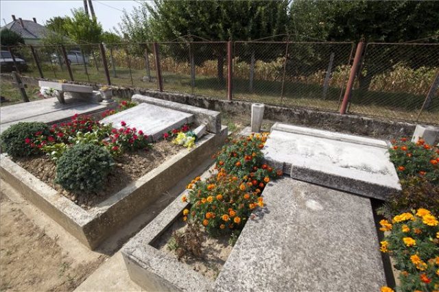 Sírrongálás a murakeresztúri temetőben