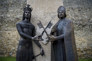 Felavatták Nagy Lajos király és Vilmos püspök szobrát Pécsen