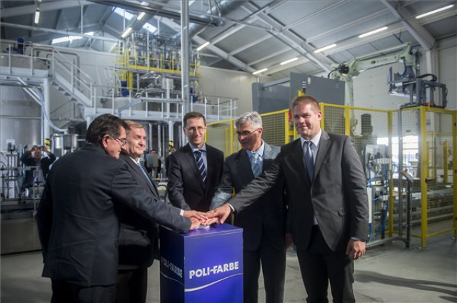 Közel egymilliárd forintból bővítette gyártókapacitását a Poli-Farbe Bócsán