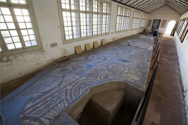 Új védőépületet építenek a szombathelyi Romkert római kori mozaikja fölé