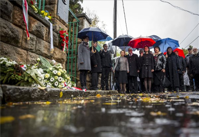 Október 23. - Az ellenzéki pártok megemlékezése a Nagy Imre Emlékháznál