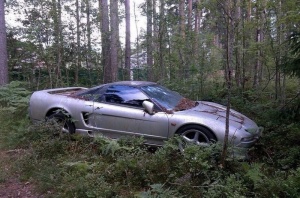 Elhagyott Honda NSX az erdőben