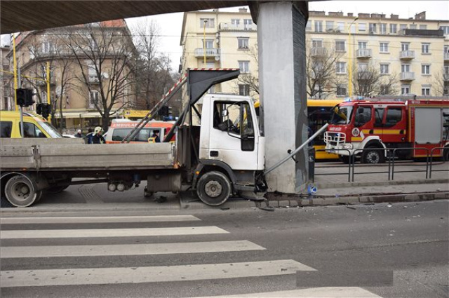 Villamos és kisteherautó ütközött a budapesti BAH-csomópontnál
