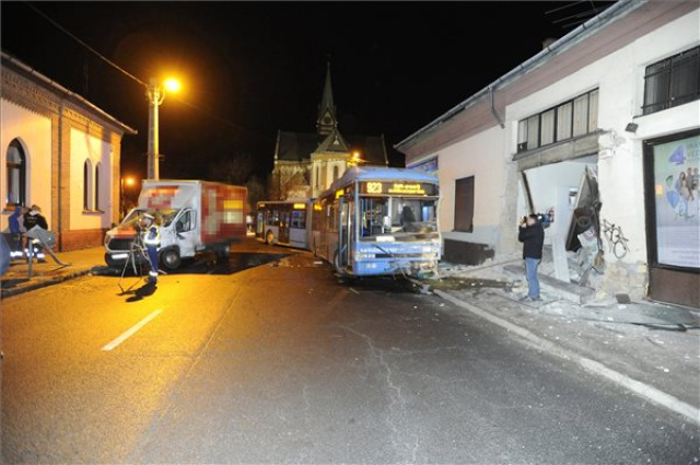 Busz és kisteherautó ütközött össze Pesterzsébeten, többen megsérültek