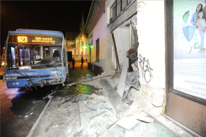 Busz és kisteherautó ütközött össze Pesterzsébeten, többen megsérültek